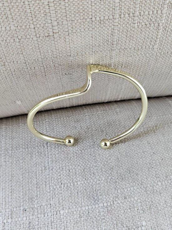 Jewelry - Fashion Bracelet Gold Tone Fashion Wrist Jewelry Wristband Size 5.5 inches